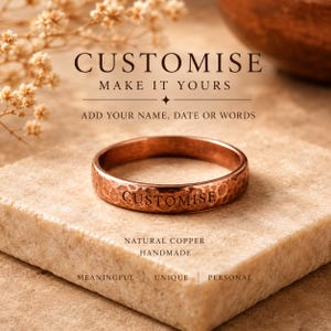 Op de afbeelding: Een koperen ring met een gehamerde textuur en het woord CUSTOMISE gegraveerd op de voorzijde. De tekst op de afbeelding luidt CUSTOMISE MAKE IT YOURS ADD YOUR NAME, DATE OR WORDS NATURAL COPPER HANDMADE MEANINGFUL UNIQUE PERSONAL.