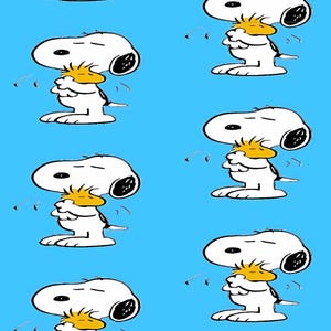 Peut inclure: Un motif répétitif sur un fond bleu vif représentant le personnage de dessin animé Snoopy, un chien blanc aux oreilles noires, serrant affectueusement dans ses bras un petit oiseau jaune nommé Woodstock. Le design montre la paire répétée.
