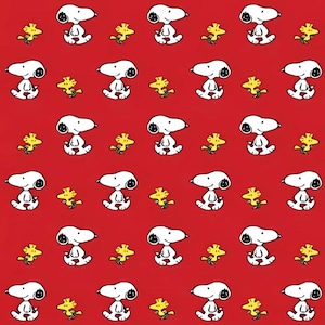 Op de afbeelding: Een herhalend patroon op een felrode achtergrond met de witte tekenfilmhond Snoopy en het kleine gele vogeltje Woodstock. Snoopy is afgebeeld in een zittende houding, terwijl Woodstock staand is weergegeven, gerangschikt in afwisselende rijen.