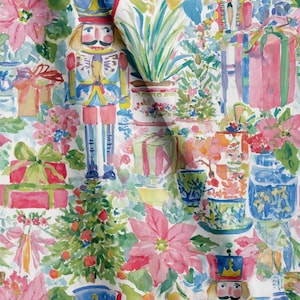 Puede incluir: Un patrón de tela estilo acuarela con cascanueces, flores de pascua rosas, árboles de Navidad verdes y cajas de regalo envueltas en tonos rojos, azules y verdes. El diseño incluye jarrones decorativos y motivos festivos.
