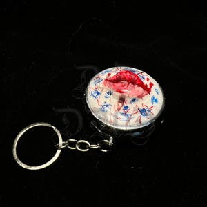 Porte-clés miroir avec étui à pilules pour lèvres gothiques | Motif yeux bleus effrayants | Accessoire d'horreur fait main | Boîte de 5 cm pour pilules en résine | Cadeau unique