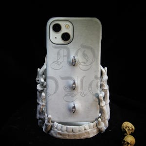 ゴシックレザーのスマホケース | ハンドメイドのアンティークワックス仕上げ | トリプルアイデザイン | ダークな美的デザインでカスタマイズ可能なケース