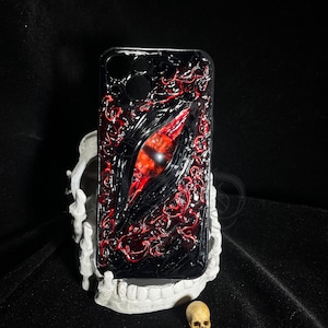 暗闇で光る赤い目のスマホケース | クトゥルフホラースタイル | ブラッククリームドリップ | 全機種対応 | ハンドメイドの不気味なギフト