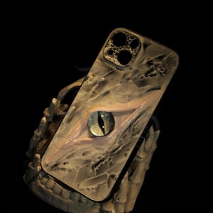 ピンクのゴシックアイ iPhone ケース | 不気味な手作り樹脂製スマホカバー | ホラーファンタジースタイル | クトゥルフ風