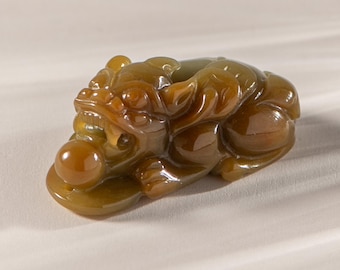 Ciondolo Pixiu in giadeite certificata – Amuleto Feng Shui giallo-verde