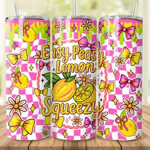 Puede incluir: Un vaso de acero inoxidable con pajita, con un diseño vibrante. El diseño incluye un patrón de cuadros rosas y blancos, lazos amarillos y rosas, limones y el texto "Easy Peasy Lemon Squeezy". La parte superior tiene un efecto de goteo de pintura rosa y verde.