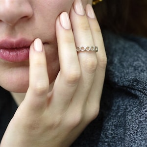 Schlichter 14k Gold-Hexagon-Ring, moderner minimaler geometrischer Ring, Waben stapelbarer Eternity-Ring, zierlicher Hex-Ring, Geschenk für sie, auf Bestellung.