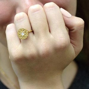 Anillo de flor de piedra lunar bañado en oro de 14 k, anillo de piedra lunar arcoíris, joyería de anillo de plata, anillo floral, hecho a pedido.