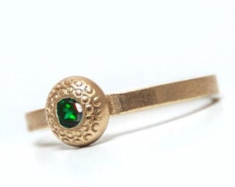 14k Solid Gold Diopside Ring with Circles around the cap engraved.