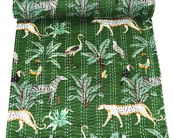 Puede incluir: Colcha de algodón verde con diseño de jungla que presenta cebras, leopardos, pájaros y palmeras. Cosida a mano con hilo blanco, creando un efecto texturizado. El diseño repetitivo muestra fauna y follaje.