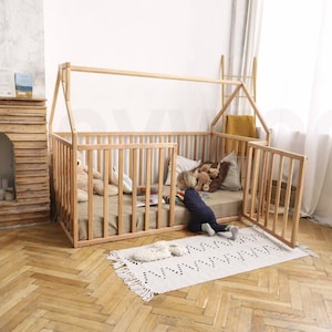 Cama de madera estilo casita de inspiración Montessori con barandillas de seguridad, estructura de madera maciza con listones, cama de suelo para niños pequeños.