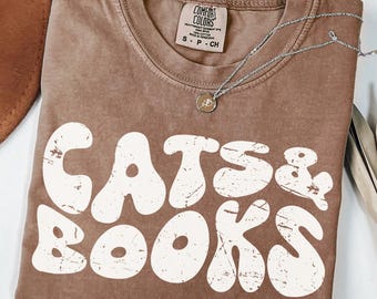猫と本 コンフォートカラーズ® シャツ、レトロな本好きTシャツ、猫好きへのギフト、司書Tシャツ、読書好きへのギフト、ミニマルな猫ママシャツ