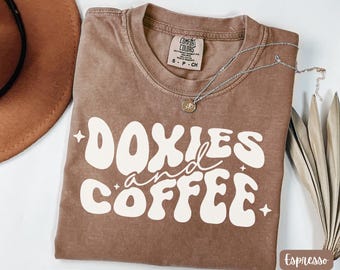 Camiseta Doxies and Coffee Comfort Colors®, camiseta retro de perro salchicha, regalo para mamá de perro salchicha, regalo para dueño de perro salchicha, camiseta para amantes de los perros salchicha