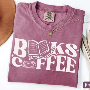 Koszulka „Books And Coffee Comfort Colors®”, koszulka dla nauczyciela, koszulka do czytania, koszulka dla miłośnika książek, prezent dla miłośnika kawy, prezent dla nauczyciela, miłośnika czytania