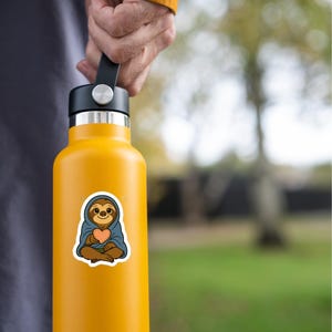 Stewy the Sloth With a Heart, Trostspender Vinyl-Aufkleber für Journale, Wasserflaschen & mehr