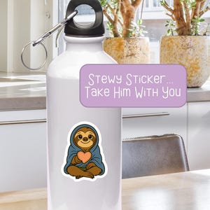Stewy the Sloth Holding a Heart, troostende vinylsticker voor tijdschriften, waterflessen en meer