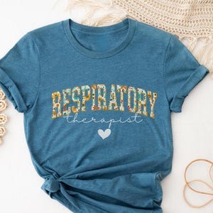 Camiseta para terapeuta respiratório, presente floral para terapia respiratória, camiseta RT, camiseta para pneumologista, camiseta RT Life, camiseta para terapeuta pulmonar, camiseta RT