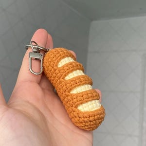 Minibröd Virkmönster utan symönster i PDF-format - Brödpåse-Charm Amigurumi-handledning - Virkad lekmat - Sött virkmönster