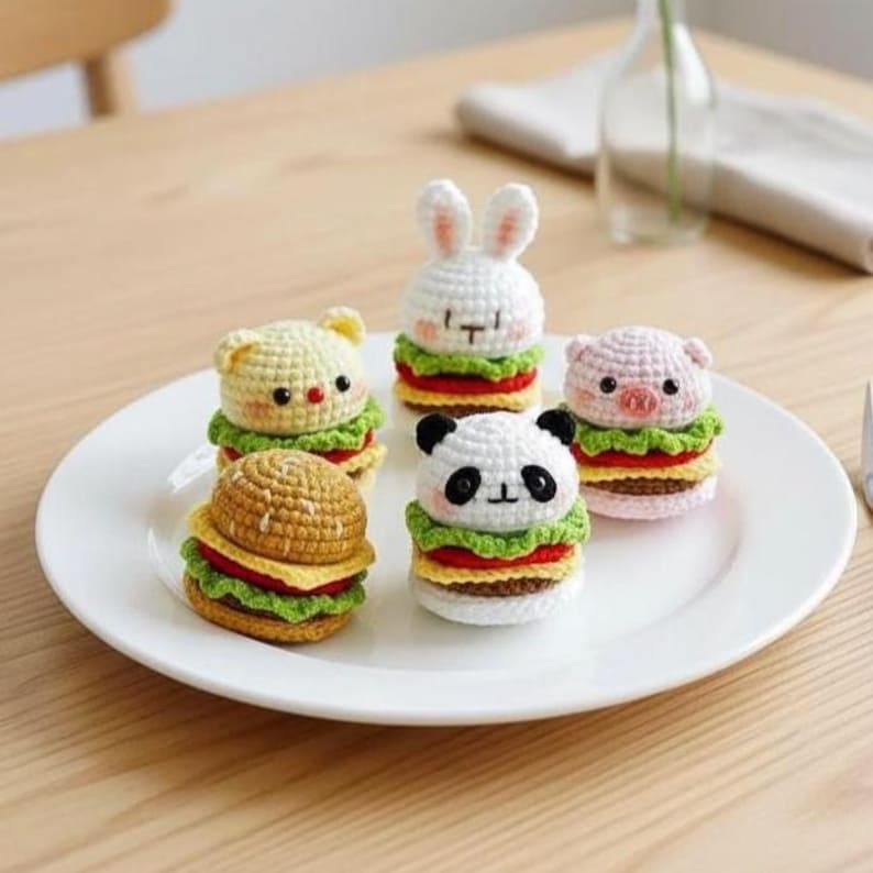 Haakpatroon voor een sleutelhanger met hamburgers (PDF) - Eenvoudig te haken schattige dierenburger amigurumi - Leuk speelgoedeten gehaakt - Leuk tashangertje afbeelding 1