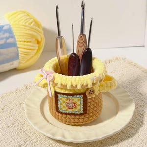 Virknålshållare för honungsburk PDF-mönster - Söt förvaringshandledning för amigurumi - Virka söt lekmat i köket - Organisera virkverktyg