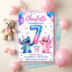 Pu&ograve; includere: Un invito per una festa di compleanno con i personaggi Stitch e Angel. L'invito riporta la scritta "Charlotte compie sette anni!" e i dettagli della festa il 25 dicembre. Nell'immagine sono presenti anche palloncini rosa e blu e un orsacchiotto.