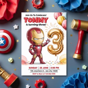 Pu&ograve; includere: Un invito per una festa di compleanno con un personaggio dei cartoni animati di Iron Man e un palloncino dorato a forma di numero 3. L'invito recita "Join Us To Celebrate! TOMMY is turning three!" con i dettagli dell'evento. Decorazioni: palloncini e giocattoli.
