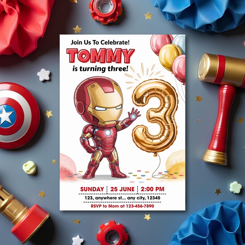 Pu&ograve; includere: Un invito per una festa di compleanno con un personaggio dei cartoni animati di Iron Man e un palloncino dorato a forma di numero 3. L'invito recita "Join Us To Celebrate! TOMMY is turning three!" con i dettagli dell'evento. Decorazioni: palloncini e giocattoli.