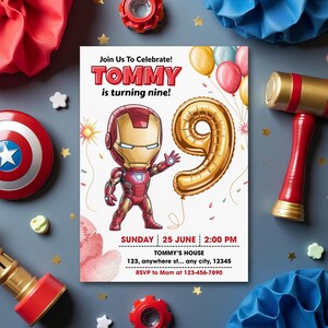 Op de afbeelding: Een uitnodiging voor een verjaardagsfeestje met een Iron Man-stripfiguur en een gouden cijfer 9-ballon. De uitnodiging luidt: "Doe met ons mee om te vieren! TOMMY wordt negen!" met datum, tijd en locatie. Decoratieve elementen zijn een Captain America-schild en een speelgoedhamer.