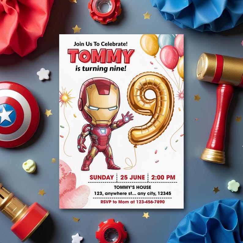 Op de afbeelding: Een uitnodiging voor een verjaardagsfeestje met een Iron Man-stripfiguur en een gouden cijfer 9-ballon. De uitnodiging luidt: "Doe met ons mee om te vieren! TOMMY wordt negen!" met datum, tijd en locatie. Decoratieve elementen zijn een Captain America-schild en een speelgoedhamer.