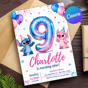 Puede incluir: Una invitación de cumpleaños con un gran globo con el número 9 en azul y rosa. La invitación incluye el nombre "Charlotte" en escritura rosa, el texto "is turning nine!" y personajes de dibujos animados. También incluye la fecha, la hora y los detalles de RSVP.