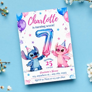 Pu&ograve; includere: Un invito di compleanno con la scritta "Charlotte compie sette anni!" e un palloncino con il numero sette blu e rosa. L'invito include data, ora e luogo, insieme a due personaggi dei cartoni animati.