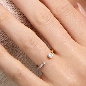Bague en or à anneau ouvert sertie de diamants ronds de laboratoire, style moderne et empilable, alliance assortie tendance.
