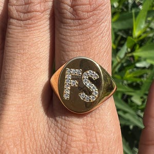 Anel de sinete com diamante para o dedo mínimo, anel com duas iniciais, anel personalizado com letra, anel personalizado em ouro maciço 14k ou 18k com diamante cultivado em laboratório, anel de sinete oval.