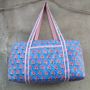 Cotton Quilted Duffle Bag Blue With Pink Floral Pattern, Indian Cotton Quilted Tote Bag Floral Print, Cotton Duffle Bag Large, Duffle Bags Handmade Travel Vintage, Hand Block Grocery shopping for women Jola Bags Carry Bags Shoulder, Market Daily Use Shopping Duffle Bag Toiletry Bags, Hand Block Printed Duffle Bags, Ethnic Handbags Cotton Quilted Tote Bag, Lightweight Cotton Weekender Bag, Traditional Hand Block Printed Floral Design And Quilted Finish, Reusable Overnight Trips And Gifting