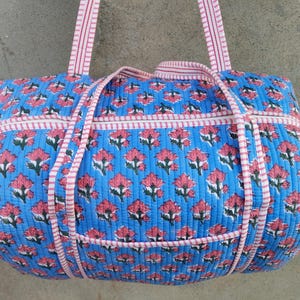 Cotton Quilted Duffle Bag Blue With Pink Floral Pattern, Indian Cotton Quilted Tote Bag Floral Print, Cotton Duffle Bag Large, Duffle Bags Handmade Travel Vintage, Hand Block Grocery shopping for women Jola Bags Carry Bags Shoulder, Market Daily Use Shopping Duffle Bag Toiletry Bags, Hand Block Printed Duffle Bags, Ethnic Handbags Cotton Quilted Tote Bag, Lightweight Cotton Weekender Bag, Traditional Hand Block Printed Floral Design And Quilted Finish, Reusable Overnight Trips And Gifting