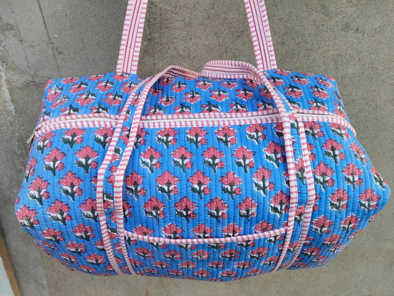 Cotton Quilted Duffle Bag Blue With Pink Floral Pattern, Indian Cotton Quilted Tote Bag Floral Print, Cotton Duffle Bag Large, Duffle Bags Handmade Travel Vintage, Hand Block Grocery shopping for women Jola Bags Carry Bags Shoulder, Market Daily Use Shopping Duffle Bag Toiletry Bags, Hand Block Printed Duffle Bags, Ethnic Handbags Cotton Quilted Tote Bag, Lightweight Cotton Weekender Bag, Traditional Hand Block Printed Floral Design And Quilted Finish, Reusable Overnight Trips And Gifting