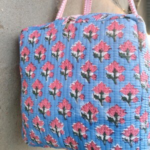 Cotton Quilted Duffle Bag Blue With Pink Floral Pattern, Indian Cotton Quilted Tote Bag Floral Print, Cotton Duffle Bag Large, Duffle Bags Handmade Travel Vintage, Hand Block Grocery shopping for women Jola Bags Carry Bags Shoulder, Market Daily Use Shopping Duffle Bag Toiletry Bags, Hand Block Printed Duffle Bags, Ethnic Handbags Cotton Quilted Tote Bag, Lightweight Cotton Weekender Bag, Traditional Hand Block Printed Floral Design And Quilted Finish, Reusable Overnight Trips And Gifting