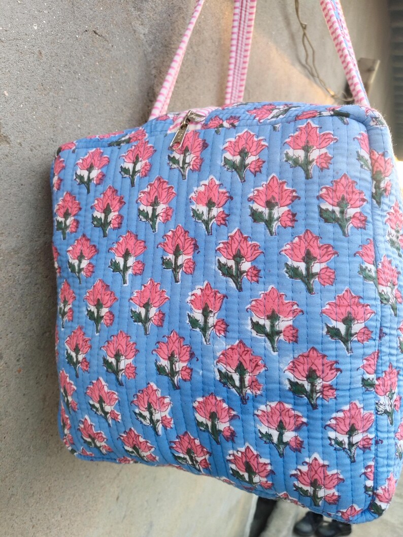 Cotton Quilted Duffle Bag Blue With Pink Floral Pattern, Indian Cotton Quilted Tote Bag Floral Print, Cotton Duffle Bag Large, Duffle Bags Handmade Travel Vintage, Hand Block Grocery shopping for women Jola Bags Carry Bags Shoulder, Market Daily Use Shopping Duffle Bag Toiletry Bags, Hand Block Printed Duffle Bags, Ethnic Handbags Cotton Quilted Tote Bag, Lightweight Cotton Weekender Bag, Traditional Hand Block Printed Floral Design And Quilted Finish, Reusable Overnight Trips And Gifting