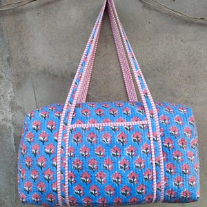 Cotton Quilted Duffle Bag Blue With Pink Floral Pattern, Indian Cotton Quilted Tote Bag Floral Print, Cotton Duffle Bag Large, Duffle Bags Handmade Travel Vintage, Hand Block Grocery shopping for women Jola Bags Carry Bags Shoulder, Market Daily Use Shopping Duffle Bag Toiletry Bags, Hand Block Printed Duffle Bags, Ethnic Handbags Cotton Quilted Tote Bag, Lightweight Cotton Weekender Bag, Traditional Hand Block Printed Floral Design And Quilted Finish, Reusable Overnight Trips And Gifting