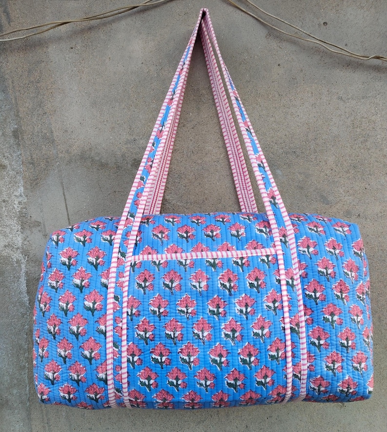 Cotton Quilted Duffle Bag Blue With Pink Floral Pattern, Indian Cotton Quilted Tote Bag Floral Print, Cotton Duffle Bag Large, Duffle Bags Handmade Travel Vintage, Hand Block Grocery shopping for women Jola Bags Carry Bags Shoulder, Market Daily Use Shopping Duffle Bag Toiletry Bags, Hand Block Printed Duffle Bags, Ethnic Handbags Cotton Quilted Tote Bag, Lightweight Cotton Weekender Bag, Traditional Hand Block Printed Floral Design And Quilted Finish, Reusable Overnight Trips And Gifting