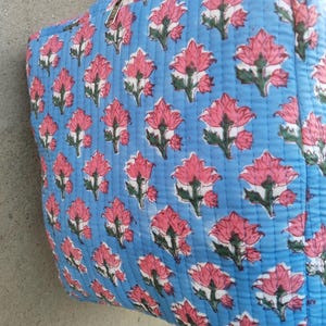 Cotton Quilted Duffle Bag Blue With Pink Floral Pattern, Indian Cotton Quilted Tote Bag Floral Print, Cotton Duffle Bag Large, Duffle Bags Handmade Travel Vintage, Hand Block Grocery shopping for women Jola Bags Carry Bags Shoulder, Market Daily Use Shopping Duffle Bag Toiletry Bags, Hand Block Printed Duffle Bags, Ethnic Handbags Cotton Quilted Tote Bag, Lightweight Cotton Weekender Bag, Traditional Hand Block Printed Floral Design And Quilted Finish, Reusable Overnight Trips And Gifting