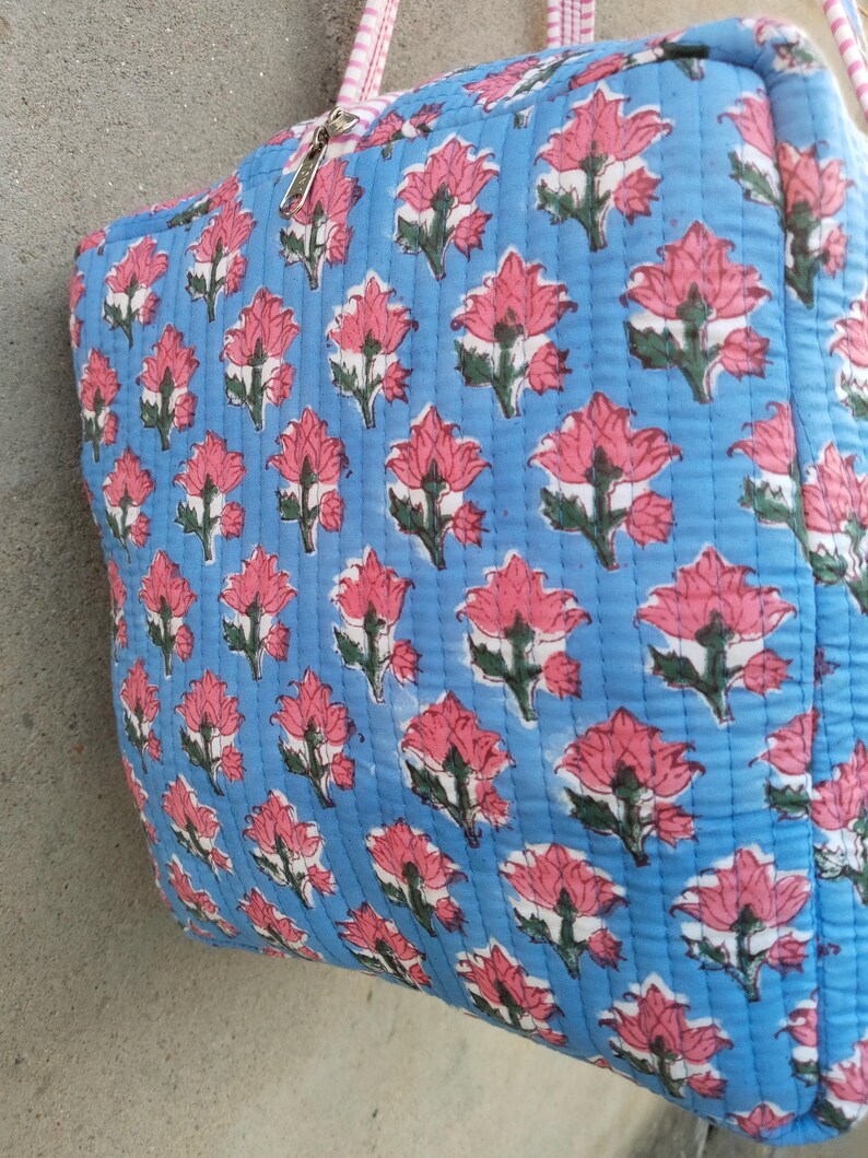 Cotton Quilted Duffle Bag Blue With Pink Floral Pattern, Indian Cotton Quilted Tote Bag Floral Print, Cotton Duffle Bag Large, Duffle Bags Handmade Travel Vintage, Hand Block Grocery shopping for women Jola Bags Carry Bags Shoulder, Market Daily Use Shopping Duffle Bag Toiletry Bags, Hand Block Printed Duffle Bags, Ethnic Handbags Cotton Quilted Tote Bag, Lightweight Cotton Weekender Bag, Traditional Hand Block Printed Floral Design And Quilted Finish, Reusable Overnight Trips And Gifting