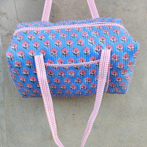 Cotton Quilted Duffle Bag Blue With Pink Floral Pattern, Indian Cotton Quilted Tote Bag Floral Print, Cotton Duffle Bag Large, Duffle Bags Handmade Travel Vintage, Hand Block Grocery shopping for women Jola Bags Carry Bags Shoulder, Market Daily Use Shopping Duffle Bag Toiletry Bags, Hand Block Printed Duffle Bags, Ethnic Handbags Cotton Quilted Tote Bag, Lightweight Cotton Weekender Bag, Traditional Hand Block Printed Floral Design And Quilted Finish, Reusable Overnight Trips And Gifting
