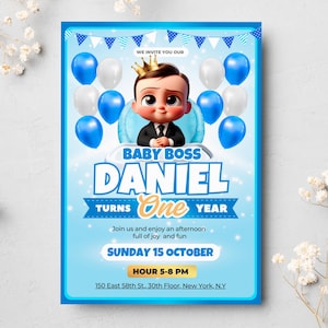 Puede incluir: Tarjeta de invitación azul y blanca para el primer cumpleaños de un bebé. La tarjeta presenta un bebé de dibujos animados con una corona, rodeado de globos azules y blancos. El texto incluye "Baby Boss Daniel Turns One Year" y detalles del evento.