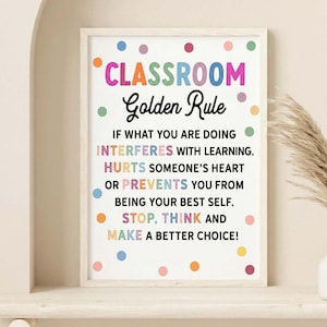 Op de afbeelding: Een rechthoekige wandkunstprint in een lichthouten lijst met de tekst CLASSROOM Golden Rule gevolgd door instructies om te stoppen, na te denken en een betere keuze te maken, versierd met kleurrijke stippen op een witte achtergrond.
