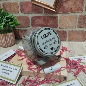 Das Motivationsglas - Glas inklusive - kostenloser VERSAND - 30 gedruckte Ermutigungskarten + Aufkleber Etikett | Aufmunternde Geschenkidee von Jar of Joy Co