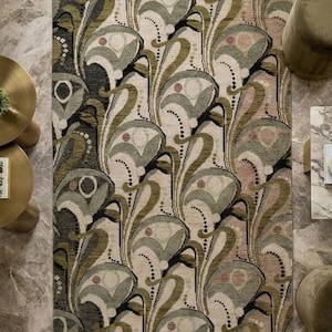Puede incluir: Una alfombra rectangular con un patrón botánico repetitivo en tonos verde salvia, rosa empolvado, crema y gris carbón. El diseño incluye motivos florales estilizados con líneas punteadas y un fleco corto de color blanco en ambos extremos.