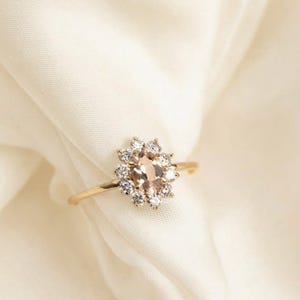 14k guld Sunburst Morganite Halo Ring • Minimalistisk ring • Förlovningsring • Present till mamma • Bästa vänpresent • Jubileumspresent • Ädelstensring