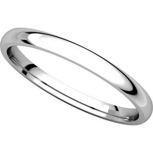 Puede incluir: Un anillo pulido de color plateado con un diseño suave y redondeado. El anillo tiene un estilo simple y elegante, que refleja la luz y crea una superficie brillante y reflectante. La banda tiene un ancho constante.