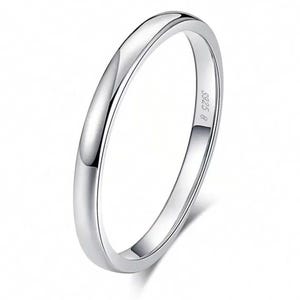 Könnte beinhalten: Ein polierter Silberring mit einem glatten, abgerundeten Band. Der Ring ist schlicht und elegant, mit der Inschrift "S925 8" auf der Innenseite. Ein klassisches Schmuckstück.